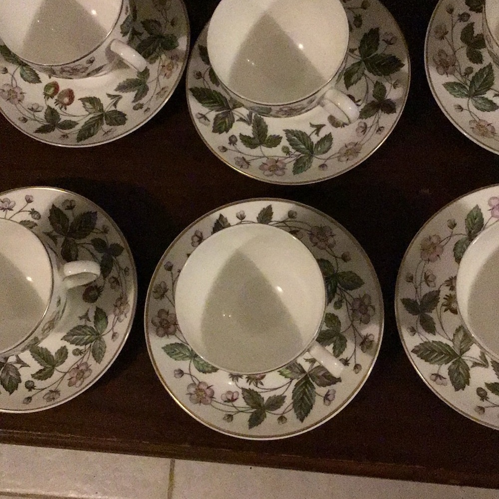 2 sets cup and saucers Wedgwood Strawberry Hill pre owned